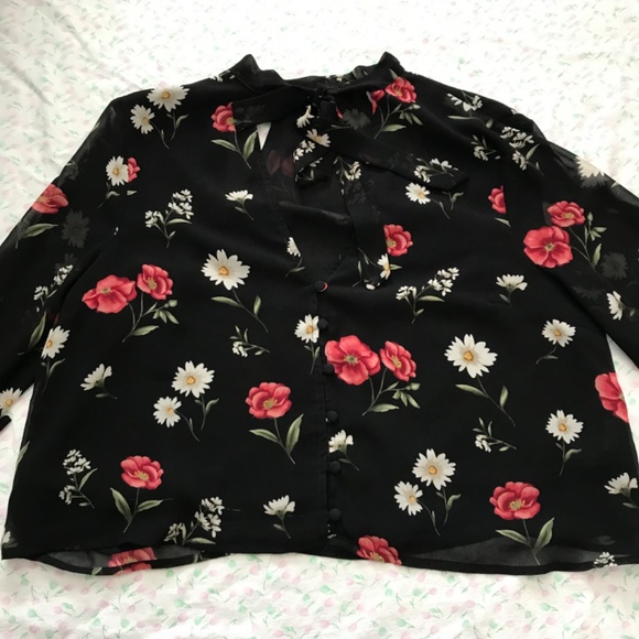 FOREVER 21 Cropped Floral Rose Blouse M Fit Black Red White Flare Out Cuffs - Picture 9 of 16
